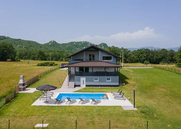 Plum House - Villa With Pool