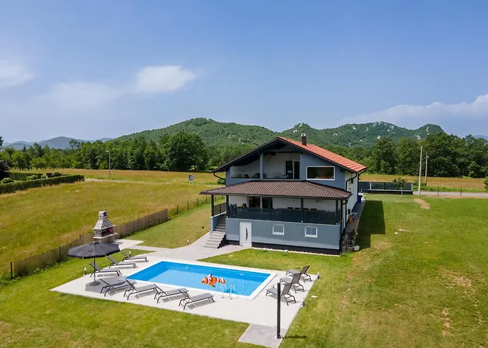 Plum House - Villa With Pool