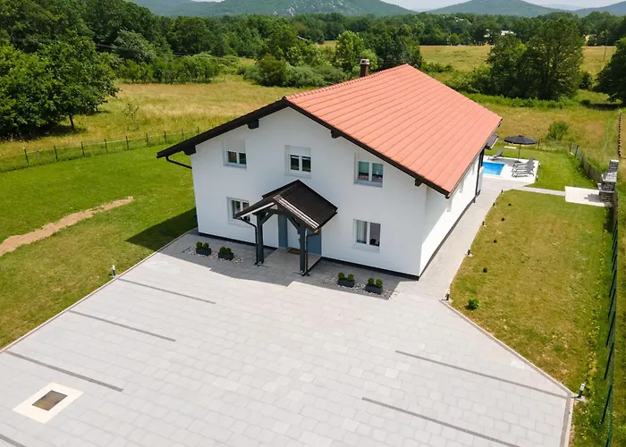 Plum House - Villa With Pool