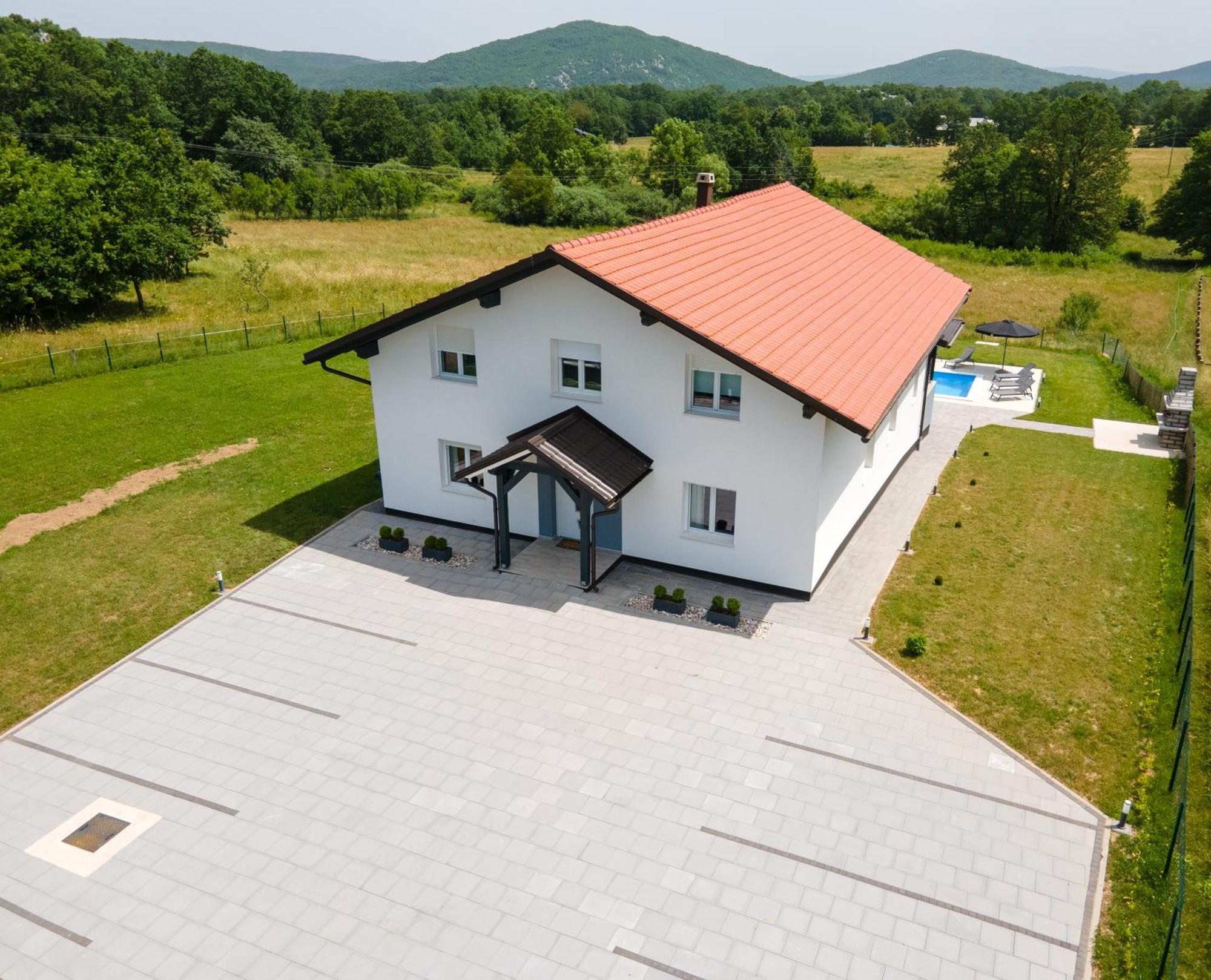 Plum House - With Pool Gospic